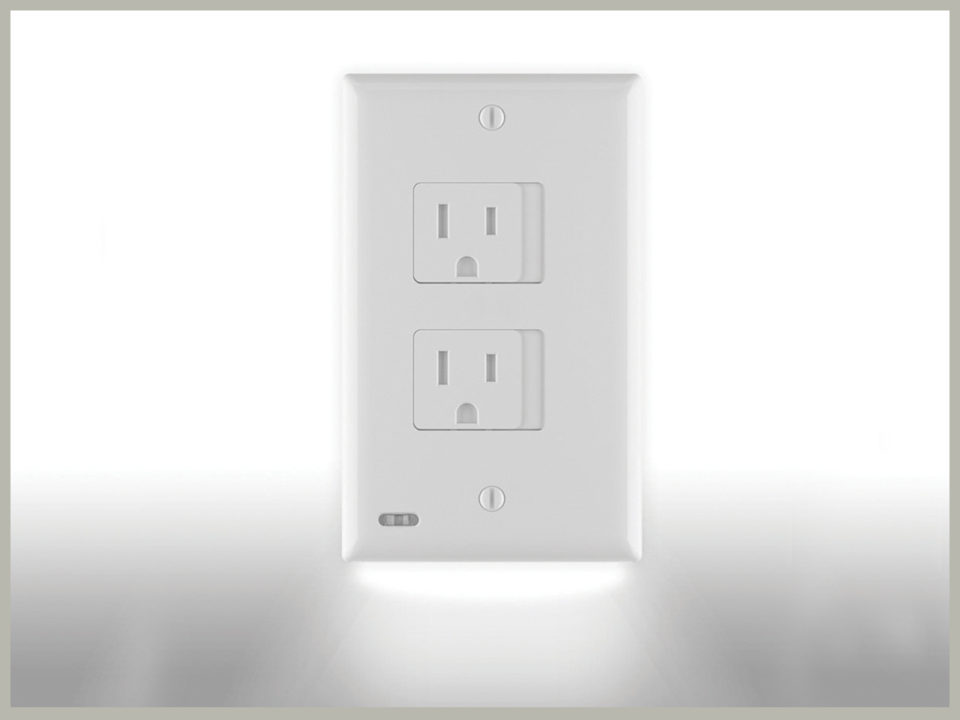 Outlet with light